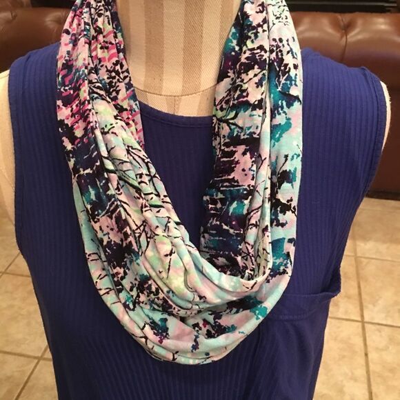 BCBG CIRCLE Infinity Scarf - Picture 2 of 8